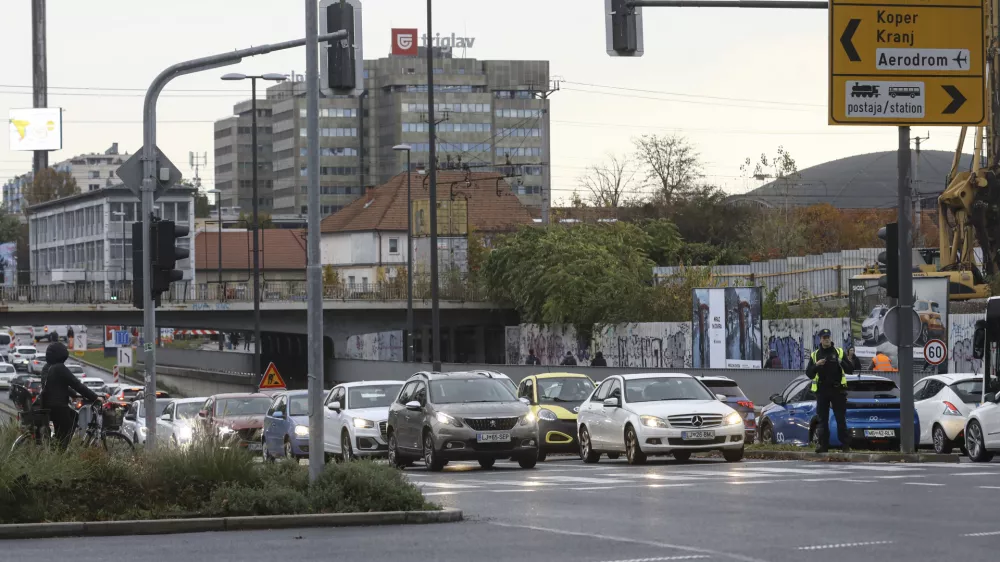 - 10.11.2023 - križi&scaron;če Bavarski dvor - Tivolska cesta - policija - promet //FOTO: Luka Cjuha