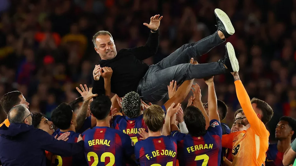 Soccer Football - LaLiga - FC Barcelona v Real Madrid - Spotify Camp Nou, Barcelona, Spain - May 10, 2026 FC Barcelona players throw coach Hansi Flick in the air as they celebrate after winning the LaLiga REUTERS/Albert Gea   TPX IMAGES OF THE DAY