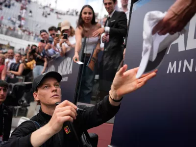 Italy's Jannik Sinner signs autographs after beating Italy's Andrea Pellegrino, during their match at the Italian Open tennis tournament in Rome, Tuesday, May 12, 2026. (AP Photo/Alessandra Tarantino)