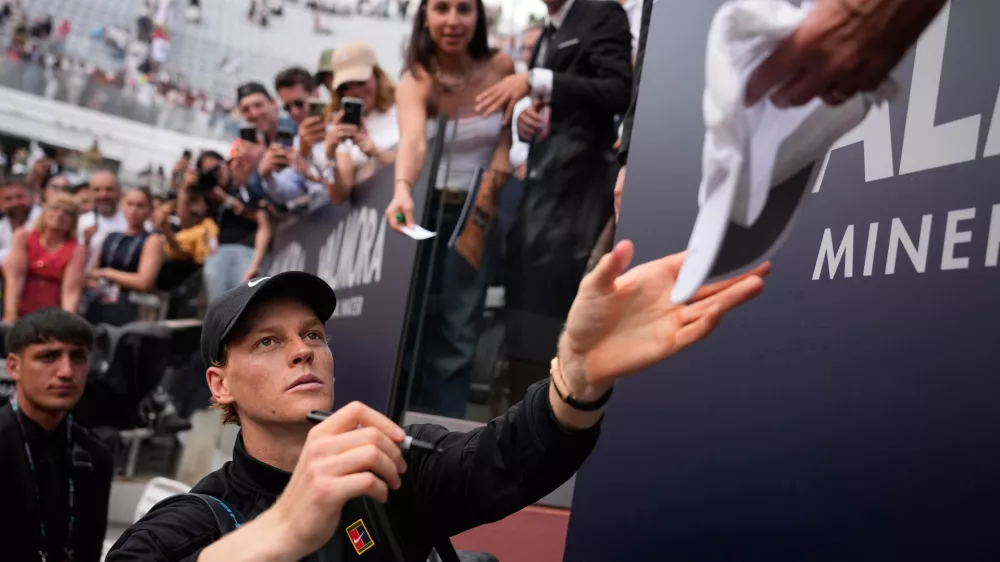 Italy's Jannik Sinner signs autographs after beating Italy's Andrea Pellegrino, during their match at the Italian Open tennis tournament in Rome, Tuesday, May 12, 2026. (AP Photo/Alessandra Tarantino)