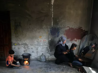 Palestinian Zainab Abu Samaan combs her daughter's hair inside their damaged house, at Shati (Beach) refugee camp in Gaza City, May 10, 2026. REUTERS/Dawoud Abu Alkas   TPX IMAGES OF THE DAY / Foto: Dawoud Abu Alkas