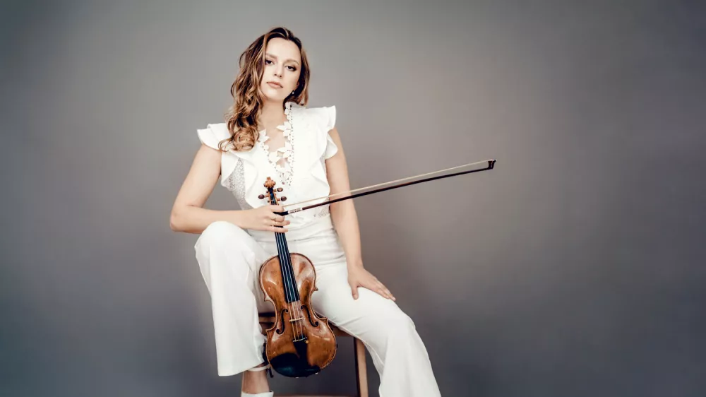 Simfonični orkester iz Basla z novim &scaron;efom dirigentom Markusom Poschnerjem prihaja v zlati abonma z vrhunsko violinistko mlaj&scaron;e generacije Mario Loudenitch. F Andrej Grilc