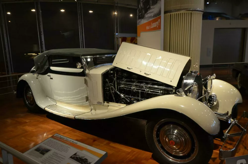 Motor bugatti type 41 royale je bil 12,8-litrski vrstni osemvaljnik.