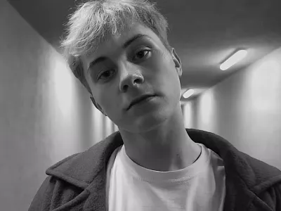 Poljskega youtuberja Nikodema Czyżewskega, znanega kot Lil Narcyz, so pri komaj 23 letih starosti v stanovanju v Zagrebu na&scaron;li mrtvega. F TikTok