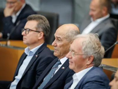 Ljubljana, DZ.Izredna seja DZ, na kateri so obravnavali predlog zakona o interventnih ukrepih za razvoj Slovenije, predlog odloka o ustanovitvi in nalogah delovnih teles DZ ter mandatno-volilne zadeve.Predsednik SDS Janez Jansa.