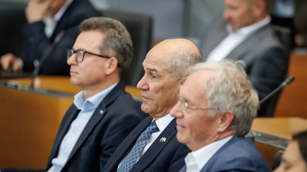 Ljubljana, DZ.Izredna seja DZ, na kateri so obravnavali predlog zakona o interventnih ukrepih za razvoj Slovenije, predlog odloka o ustanovitvi in nalogah delovnih teles DZ ter mandatno-volilne zadeve.Predsednik SDS Janez Jansa.