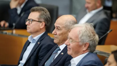 Ljubljana, DZ.Izredna seja DZ, na kateri so obravnavali predlog zakona o interventnih ukrepih za razvoj Slovenije, predlog odloka o ustanovitvi in nalogah delovnih teles DZ ter mandatno-volilne zadeve.Predsednik SDS Janez Jansa.