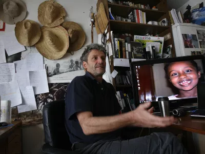 Tomo Križnar, popotnik, aktivist, humanitarec, borec za človekove pravice - v knjigah in prispevkih za medije se ukvarja z občutljivostmi preživelih staroselskih kultur in načini kako jih za&scaron;čititi.-.6. februarja 2010 je v Veroni prejel priznanje Mednarodne akademije Cartagina za dosežke v politiki in kulturi- nosilec naslova častni Slovenec 2006, ///FOTO: Tomaž SkaleOPOMBA: ZA OBJAVO V PRILOGI &ndash; DNEVNIKOV OBJEKTIV - INTERVJU