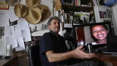 Tomo Križnar, popotnik, aktivist, humanitarec, borec za človekove pravice - v knjigah in prispevkih za medije se ukvarja z občutljivostmi preživelih staroselskih kultur in načini kako jih za&scaron;čititi.-.6. februarja 2010 je v Veroni prejel priznanje Mednarodne akademije Cartagina za dosežke v politiki in kulturi- nosilec naslova častni Slovenec 2006, ///FOTO: Tomaž SkaleOPOMBA: ZA OBJAVO V PRILOGI &ndash; DNEVNIKOV OBJEKTIV - INTERVJU