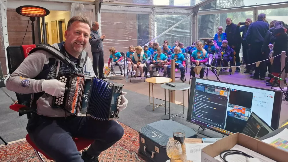 Robert Goter je igral harmoniko dobrih 83 ur, ves čas je imel podporo &scaron;tevilnih obiskovalcev, tudi najmlaj&scaron;ih. / Foto: Mojca Marot