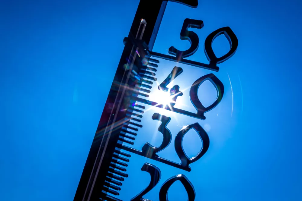 FILED - 19 July 2022, Mecklenburg-Vorpommern, Schwerin: An outdoor thermometer in an allotment garden shows the temperature to be close to 40 degrees in Germany. Heatwaves, droughts and flooding are likely to be on the rise&nbsp;with&nbsp;the return of the feared weather phenomenon known as El Ni&ntilde;o, according to&nbsp;the World Meteorological Organization (WMO) on Tuesday. Photo: Jens B&uuml;ttner/dpa / Foto: Jens B&uuml;ttner