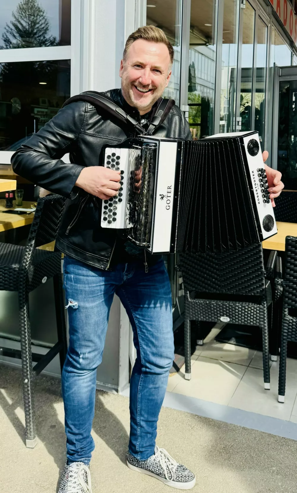 Robert Goter je letos odločen, da bo podrl osebni rekord v najdalj&scaron;em neprekinjenem igranju harmonike. F osebni arhiv