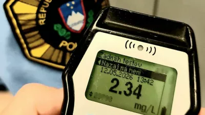Moški je brez izpita avto vozil pod močnim vplivom alkohola, namerili so mu 5 promil. 