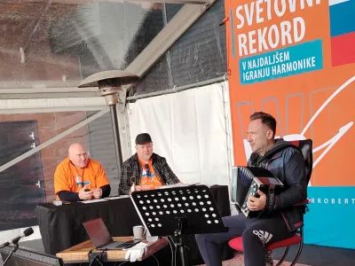 Robert Goter igra harmoniko za guinessov rekordmaj 2026