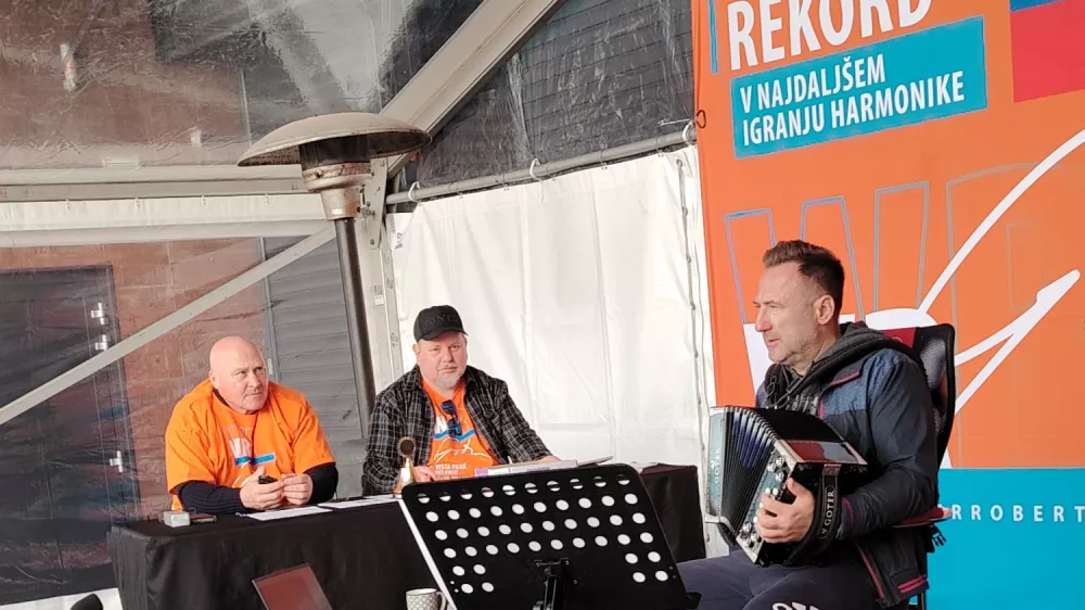 Robert Goter igra harmoniko za guinessov rekordmaj 2026