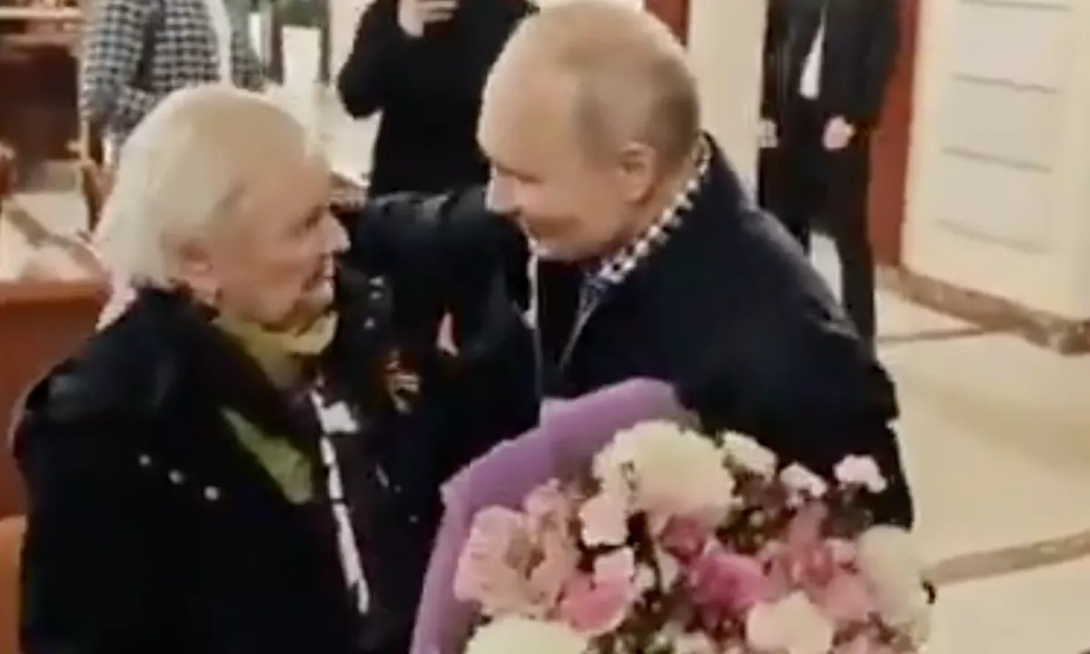 Kremelj je objavil posnetek Vladimirja Putina, kako se vozi po Moskvi in se v preddverju hotela sreča s svojo nekdanjo učiteljico.
