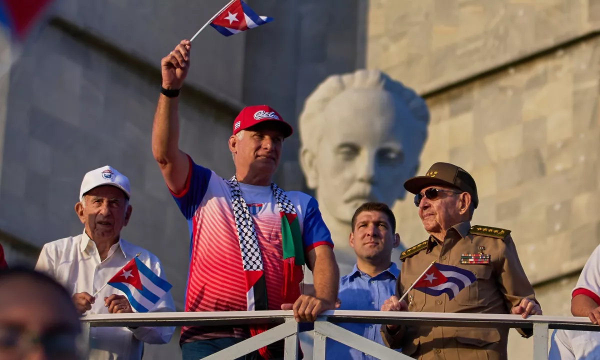 Ameriški predsednik napoveduje pogovore s Kubo, da bi pomagal rešiti njeno gospodarsko krizo.
