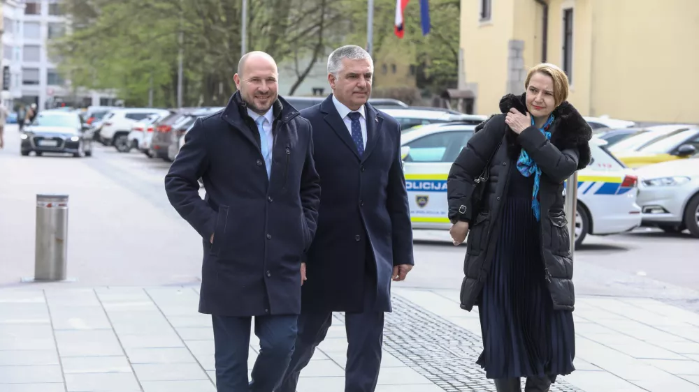 Jernej Vrtovec, Marko Lotrič, Tina Bregantkoalicija NSi, SLS in Fokus Marka Lotriča Jerneja Vrtovca30.3.2026 - Predsednica republike Nata&scaron;a Pirc Musar bo v uradu predsednice (Erjavčeva 17) na neformalne pogovore sprejela predsednico in predsednike strankFoto: Luka Cjuha