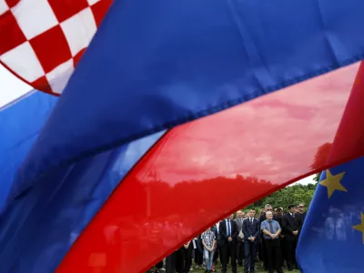 - Ilustrativna fotografija - Zagorska sela, prijateljska občina z slovensko občino Podčetrtek, evropska - hrva&scaron;ka zastava, ljudje- 1.7.2013 - Vstop Hrva&scaron;ke v Evropsko unijo (EU) - Hrva&scaron;ka je postala 28. članica Evropske unije - na evropski cilj je prispela devet let za Slovenijo, s katero sta se osamosvojili hkrati.  //FOTO: Jaka Gasar