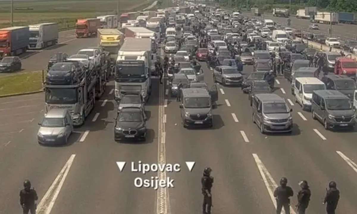 Hrvaška policija je danes na avtocesti preprečila kar dva spopada navijaških skupin pred finalom hrvaškega nogometnega pokala med Dinamom in Reko.