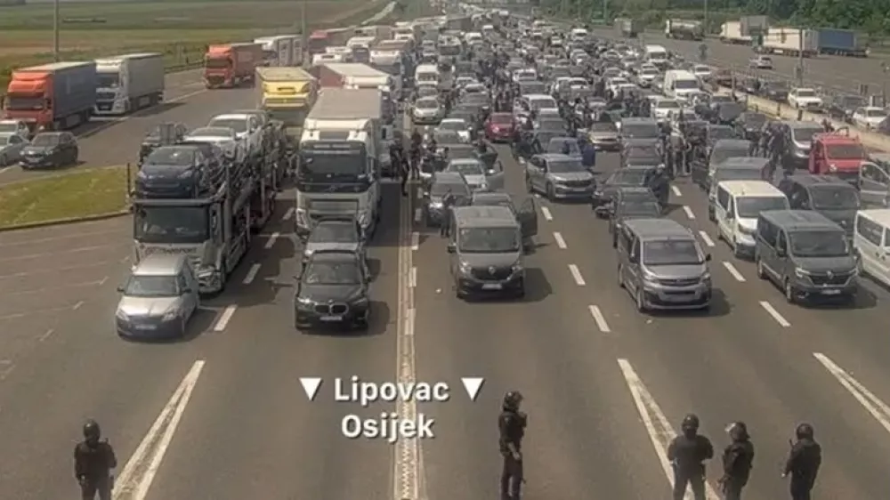Poskus pretepa med navijači na hrva&scaron;ki avtocesti.