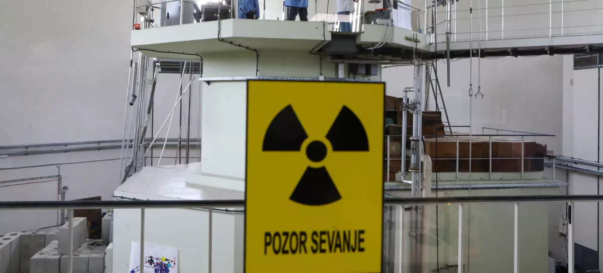 Simbolična fotografija pozor sevanje - radioaktivnost - radiacija14.5.2026 - jedrski reaktor - novinarski zajtrk IJS ob 60-letnici raziskovalnega reaktorja Triga IJS, na katerem bodo o reaktorju ter njegovi vlogi pri razvoju jedrske strokeFoto Luka Cjuha / Foto: Luka Cjuha