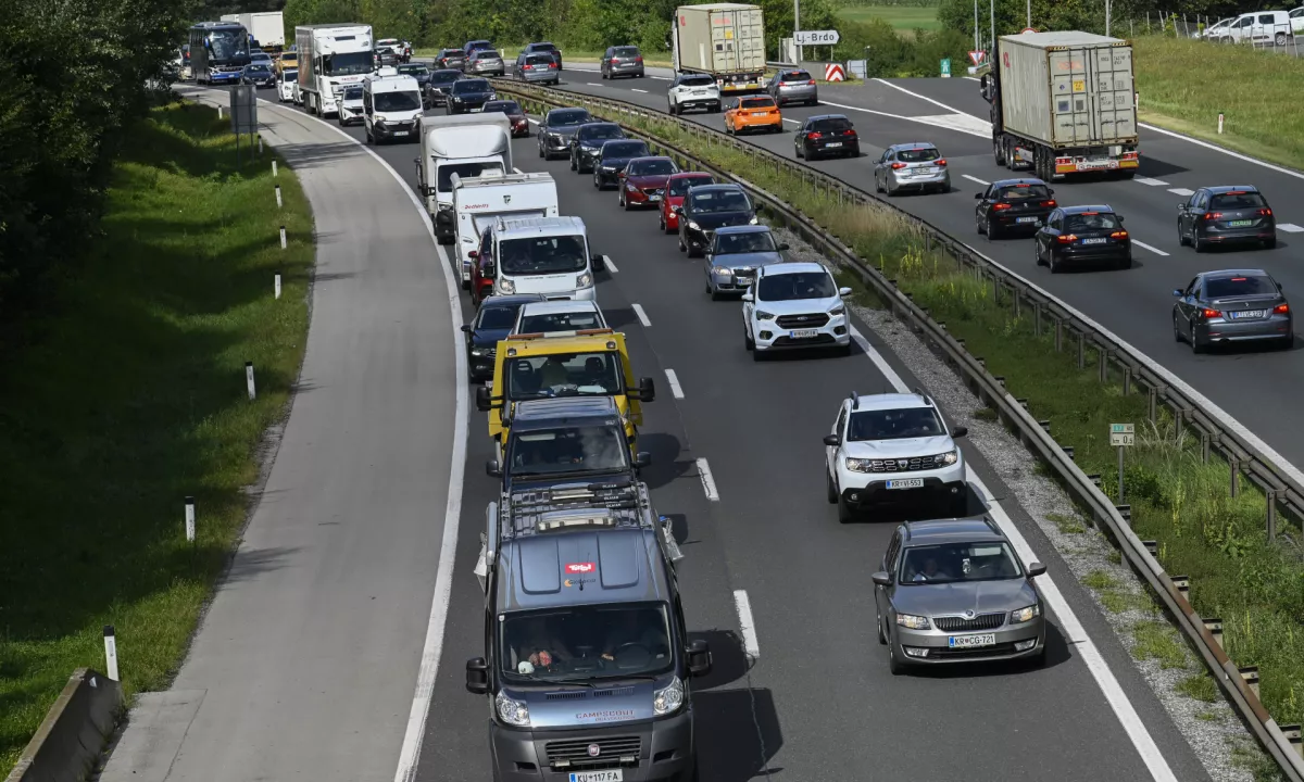Na pot se odpravite pravočasno, spremljajte aktualne prometne informacije in se, če je mogoče, izognite nenujnim potem v času največjih prometnih obremenitev.