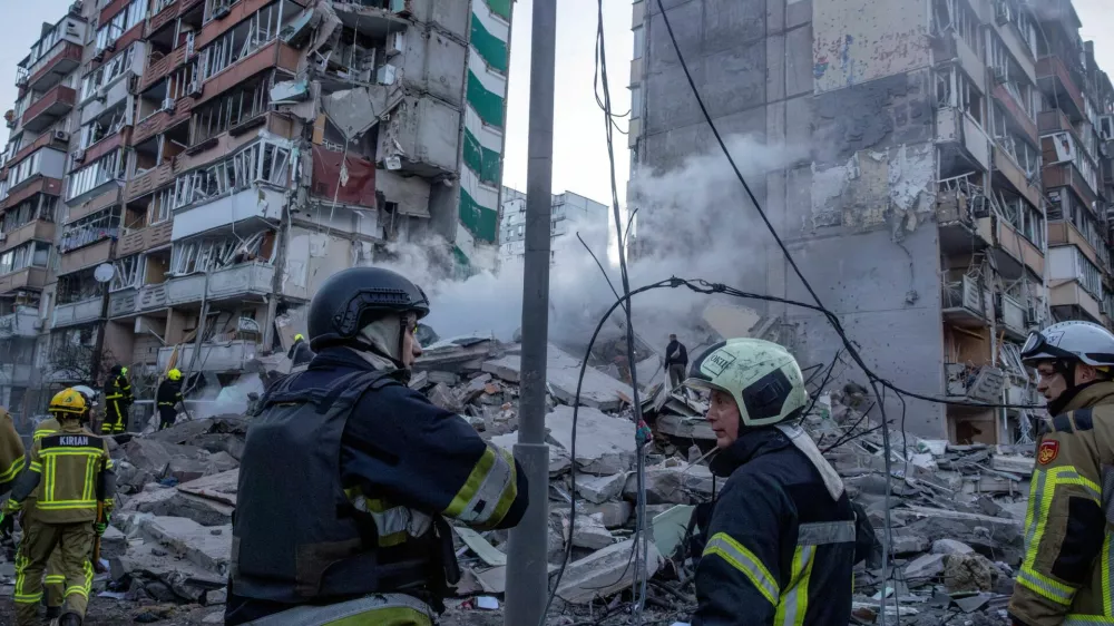 Rescuers work at the site of an apartment building that was damaged and partially collapsed during Russian missile and drone strikes, amid Russia's attack on Ukraine, in Kyiv, Ukraine May 14, 2026. REUTERS/Thomas Peter    TPX IMAGES OF THE DAY