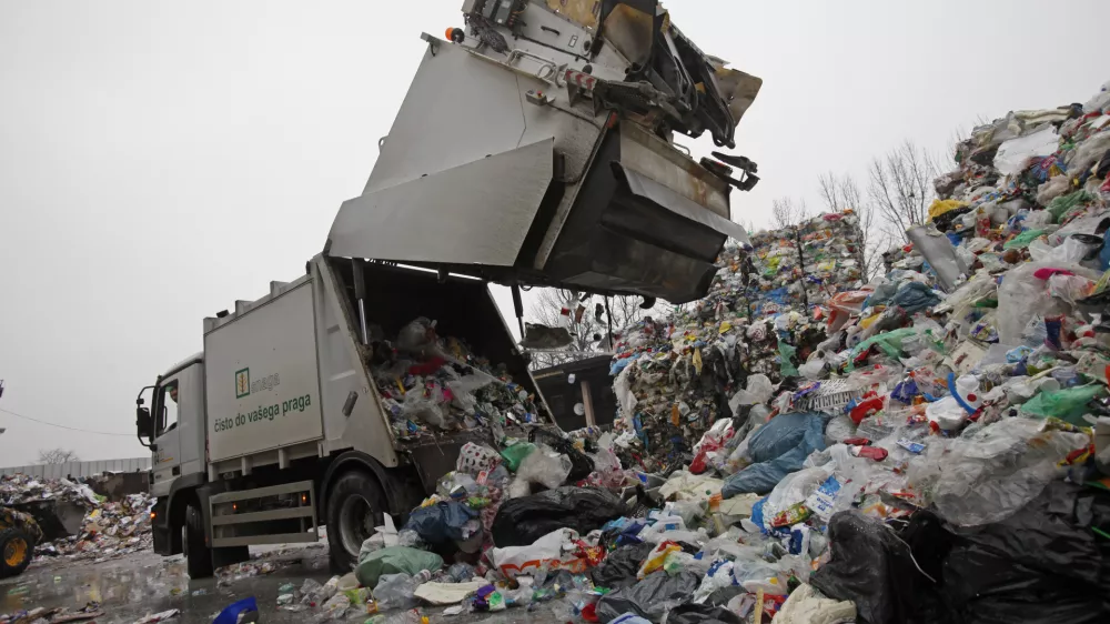 - Papir servis d.o.o. družba za ravnanje z odpadki, Pod ježami 3, reciklaža - plastika - plastenke ///FOTO: Luka Cjuha