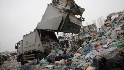 - Papir servis d.o.o. družba za ravnanje z odpadki, Pod ježami 3, reciklaža - plastika - plastenke ///FOTO: Luka Cjuha