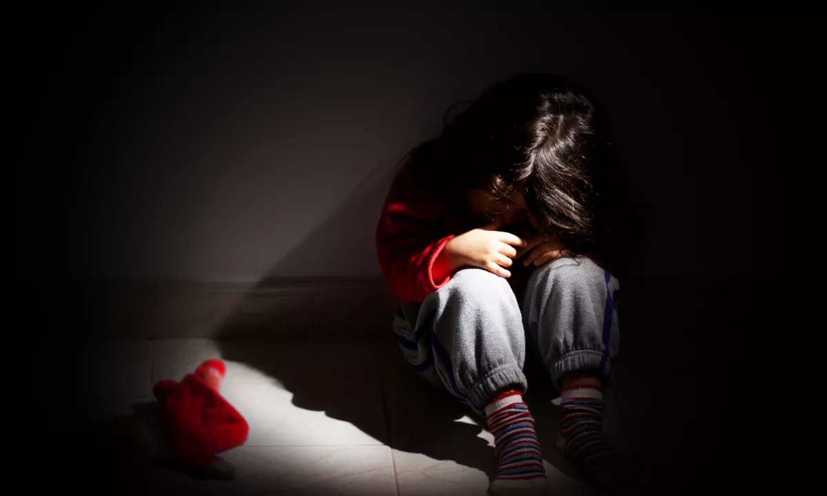 Majhno skupnost v tirolskem Oberlandu je pretresel šok zaradi sedemletne deklice, ki so jo starši konec aprila v bolnišnico v Innsbrucku pripeljali v popolnoma zanemarjenem, podhranjenem in življenjsko ogroženem stanju.