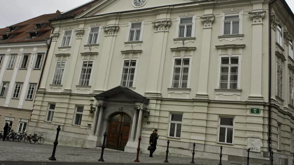 - Znanstvenoraziskovalni center SAZU - Slovenska akademija znanosti in umetnosti - avtonomna ustanova znanstvenikov in umetnikov - Novi trg 2 - stavba    //FOTO: Bojan Velikonja