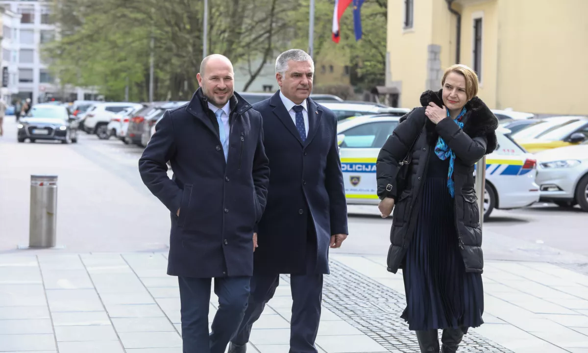 Potem ko se je včeraj odprlo vprašanje politične higiene dvojne vloge Marka Lotriča, je danes slišati tudi opozorila o domnevni kršitvi zakona o integriteti.
