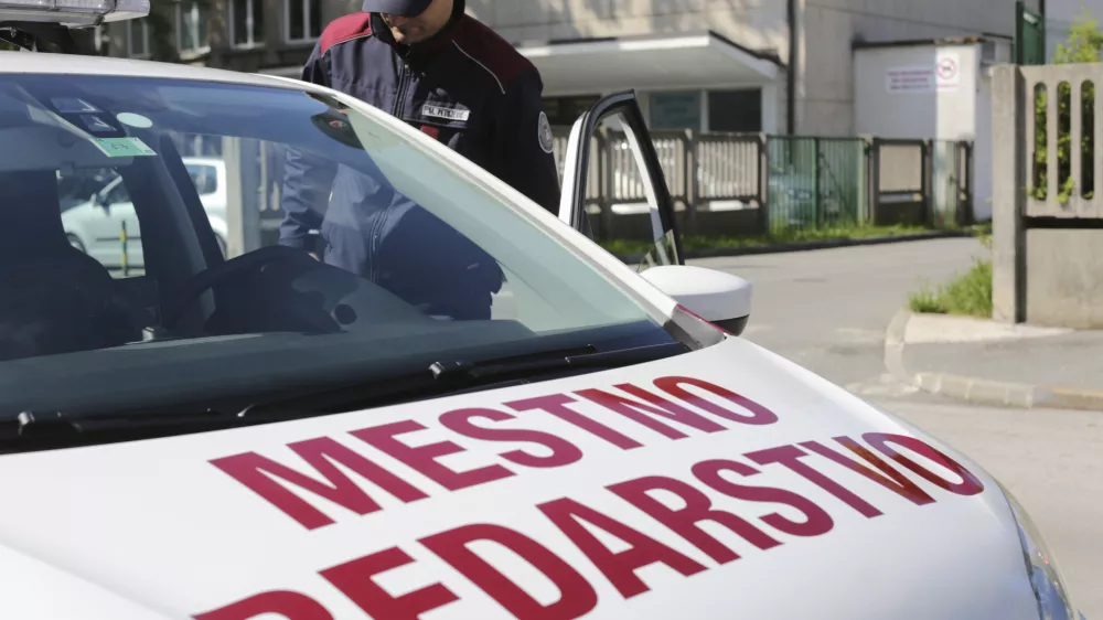 - 17.05.2016 - Mestno redarstvo Mestne uprave (MU) - Mestna občina Ljubljana (MOL) - mestni redar ///FOTO: Luka Cjuha.