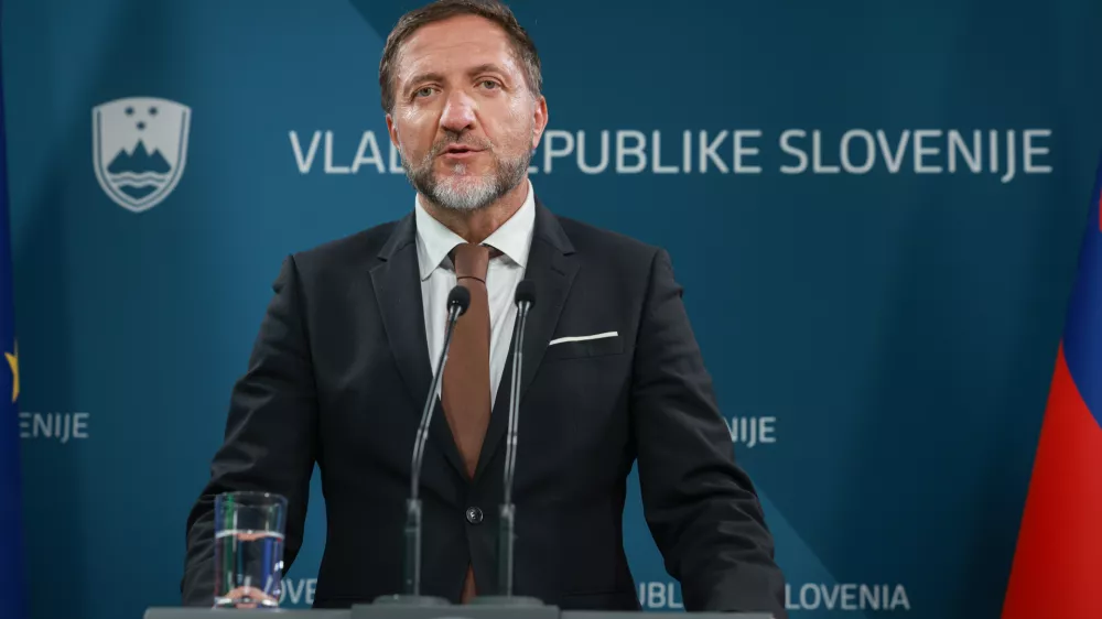 Ljubljana, vlada.Novinarska konferenca po redni tedenski seji vlade.Minister za finance Klemen Bostjancic.
