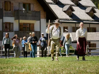 Doživetje ponuja pristno izku&scaron;njo doline, saj črpa iz dejanskega pastirskega vsakdana. F Tomo Jeseničnik