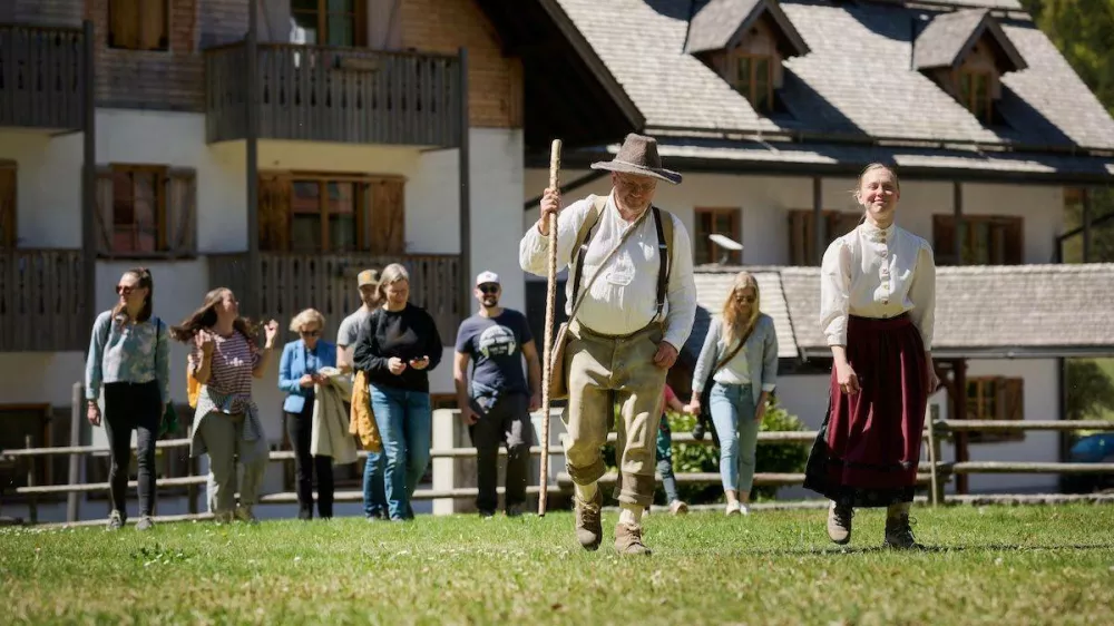 Doživetje ponuja pristno izku&scaron;njo doline, saj črpa iz dejanskega pastirskega vsakdana. F Tomo Jeseničnik