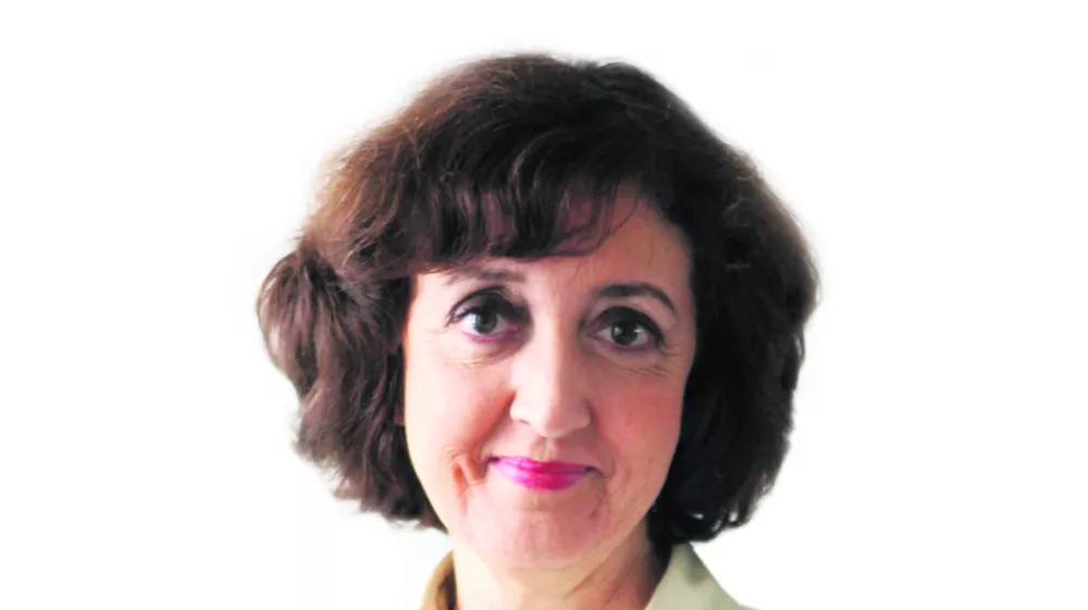 ?Ranka Ivelja, kolumnistka- Dnevnik 2016 - portreti za komentarje in kolumne - kolumnisti - novinarji - novinarka//FOTO: Tomaž Skale------barvno, belo ozadje, za kolumno, PERMANENT!!!