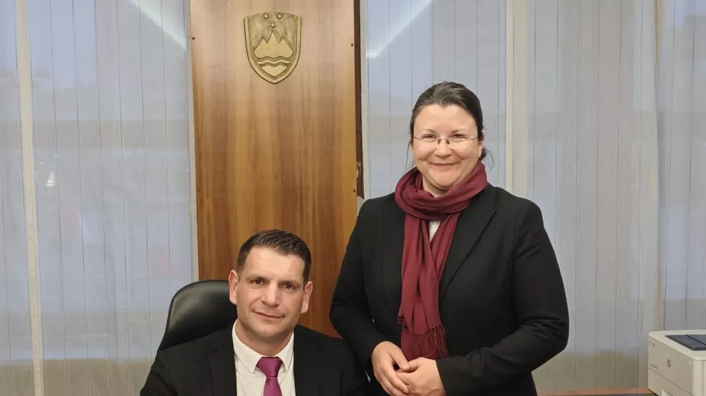 Katja Kokot poslanka Resni.ce in Zoran Stevanović, novi predsednik Državnega zbora. Poznavalci mode trdijo, da je Stevanovič tudi s torbico za okoli pasu (na sliki desno), dokazal, da se ru&scaron;ijo tabuji in prihajajo novi časi. 