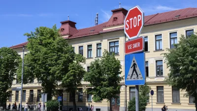 - 04.05.2026 - prometni znak stop v vse smeri na Medvedovi ulici//FOTO: Jaka Gasar