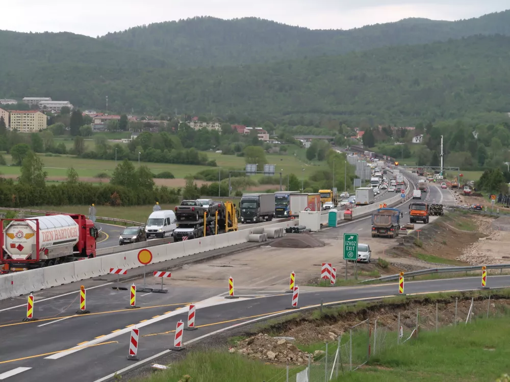 Avtocesta, delovna zapora, kolone, gneča, obnova svtoceste, Postojna, primorska avtocesta, kamioni, kolona, promet, delo na cesti, zapora