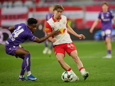 Salzburg, &Ouml;sterreich 22. April 2026: Admiral Bundesliga - 2025/2026 - Sp. 28 - FC Red Bull Salzburg gegen FK Austria Wien Im Bild: v. li. im Zweikampf Kelvin Boateng FAK, Jannik Schuster RB Red Bull Arena *** Salzburg, Austria 22 April 2026 Admiral Bundesliga 2025 2026 Sp 28 FC Red Bull Salzburg vs FK Austria Wien In the picture from left in the duel Kelvin Boateng FAK, Jannik Schuster RB Red Bull Arena Copyright: xFotostandx/xWassmuthx,Image: 1093754271, License: Rights-managed, Restrictions:, Model Release: no 