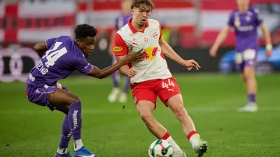 Salzburg, Österreich 22. April 2026: Admiral Bundesliga - 2025/2026 - Sp. 28 - FC Red Bull Salzburg gegen FK Austria Wien Im Bild: v. li. im Zweikampf Kelvin Boateng FAK, Jannik Schuster RB Red Bull Arena *** Salzburg, Austria 22 April 2026 Admiral Bundesliga 2025 2026 Sp 28 FC Red Bull Salzburg vs FK Austria Wien In the picture from left in the duel Kelvin Boateng FAK, Jannik Schuster RB Red Bull Arena Copyright: xFotostandx/xWassmuthx,Image: 1093754271, License: Rights-managed, Restrictions:, Model Release: no 