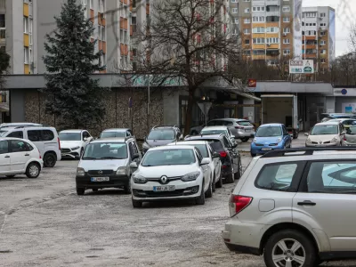 - Celov&scaron;ka cesta,- nepravilno parkiranje,- 10.02.2026. - Težave s parkiranjem v Zgornji &Scaron;i&scaron;ki.//FOTO: Bojan Velikonja