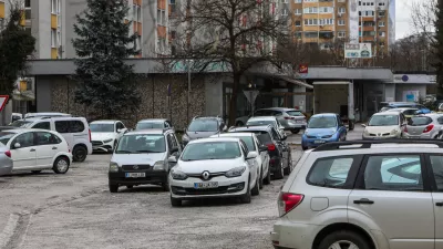- Celovška cesta,- nepravilno parkiranje,- 10.02.2026. - Težave s parkiranjem v Zgornji Šiški.//FOTO: Bojan Velikonja