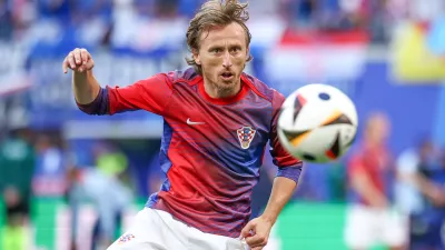 FILED - 24 June 2024, Saxony, Leipzig: Croatia's Luka Modric warms up prior to the start of the UEFA European Championship group B soccer match between Croatia and Italy at Leipzig Stadion. Photo: Jan Woitas/dpa