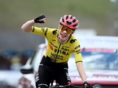 Cycling - Giro d'Italia - Stage 7 - Formia to Blockhaus - Italy - May 15, 2026 Team Visma | Lease a Bike's Jonas Vingegaard crosses the line to win stage 7 REUTERS/Jennifer Lorenzini