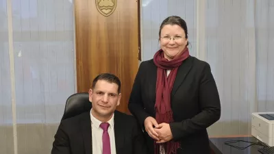 Katja Kokot poslanka Resni.ce in Zoran Stevanović, novi predsednik Državnega zbora. Poznavalci mode trdijo, da je Stevanovič tudi s torbico za okoli pasu (na sliki desno), dokazal, da se ru&scaron;ijo tabuji in prihajajo novi časi. 