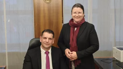 Katja Kokot poslanka Resni.ce in Zoran Stevanović, novi predsednik Državnega zbora. Poznavalci mode trdijo, da je Stevanovič tudi s torbico za okoli pasu (na sliki desno), dokazal, da se ru&scaron;ijo tabuji in prihajajo novi časi. 