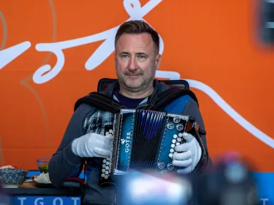 Velenje, Vista.Harmonikar Robert Goter v Velenju zacel nov poskus za Guinnessov rekord v neprekinjenem igranju harmonike.Foto: KN media